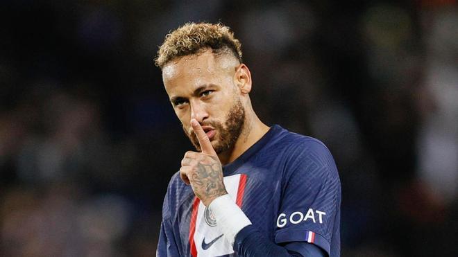 Neymar, mandando a callar durante un partido con el PSG