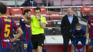 Martínez Munuera, en el momento de señalar el penalti a favor del Real Madrid en el Camp Nou Martínez Munuera, en el momento de señalar el penalti a favor del Real Madrid en el Camp Nou
