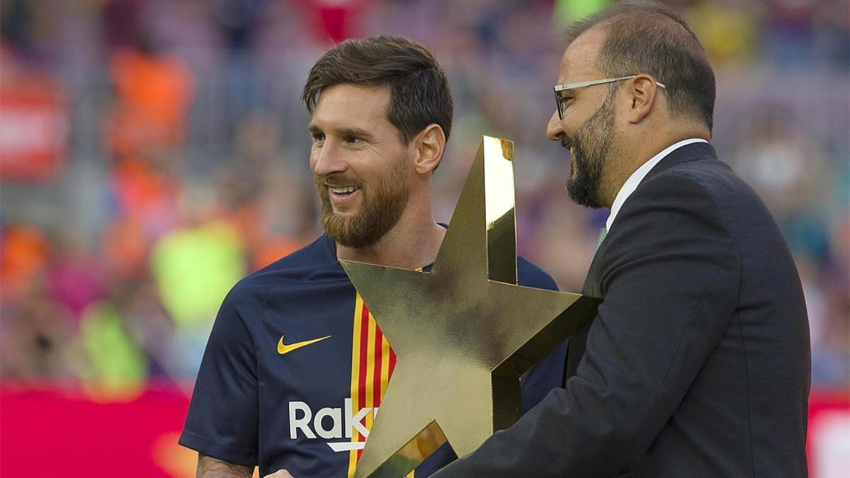 Messi recibió el premio Estrella Damm de manos del jefe de patrocinio de la marca, Jofre Riera