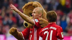 Robben y Lahm celebran la victoria sobre el Borussia Dortmund