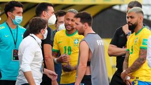 Messi, con el chaleco de fotógrafo, hablando con integrantes de la delegación brasileña