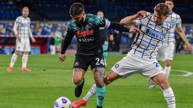 Insigne y Barella pugnan por un balón durante un duelo Nápoles - Inter Insigne y Barella pugnan por un balón durante un duelo Nápoles - Inter