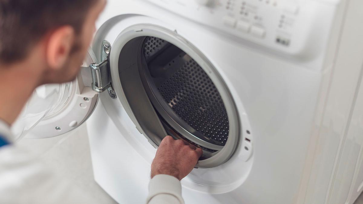 El secreto de las abuelas para sacar la ropa de la lavadora casi seca