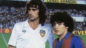 Kempes junto a Maradona en un partido de Liga Kempes junto a Maradona en un partido de Liga