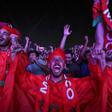 Aficionados marroquíes celebran en Doha la clasificación de su equipo a cuartos del Mundial de Qatar tras derrotar a España.