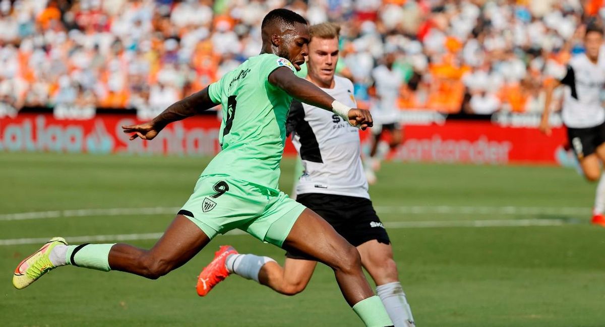 Iñaki Williams en una acción ante el Valencia Iñaki Williams en una acción ante el Valencia