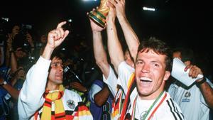 Lottar Matthaus, levantando el trofeo de campeón del Mundial de Italia 90