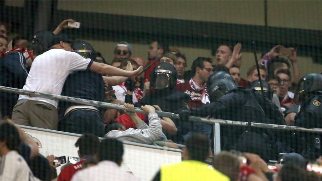 Antidisturbios entran en la zona de aficionados del Bayern Múnich, durante el partido frente al Real Madrid Antidisturbios entran en la zona de aficionados del Bayern Múnich, durante el partido frente al Real Madrid