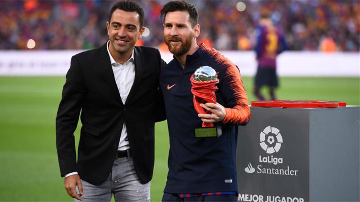 El trofeo que entrega Xavi Hernández a Leo Messi