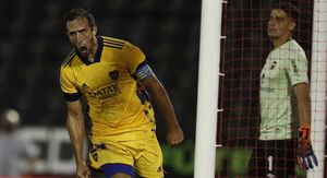 Izquierdoz festeja el tanto de la victoria de Boca Juniors. Izquierdoz festeja el tanto de la victoria de Boca Juniors.