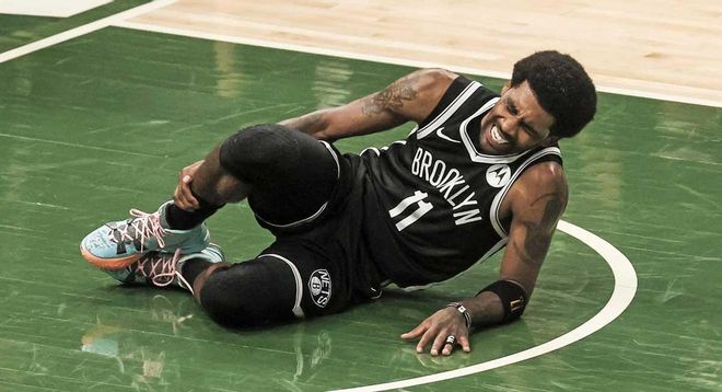 Irving se duele de su esguince en el tobillo derecho. Irving se duele de su esguince en el tobillo derecho.