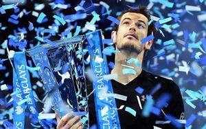 Andy Murray, con el trofeo de maestro en sus manos... recibió después el de número uno Andy Murray, con el trofeo de maestro en sus manos... recibió después el de número uno