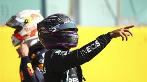 Hamilton celebrando su séptima pole de la temporada. Hamilton celebrando su séptima pole de la temporada.