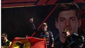 Verstappen, en el podio de Monza, escoltado por Leclerc y Russell