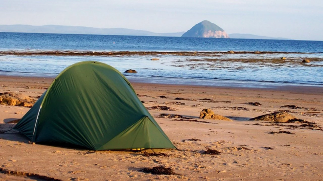 ¿Se puede acampar en la playa? ¿Está permitido?