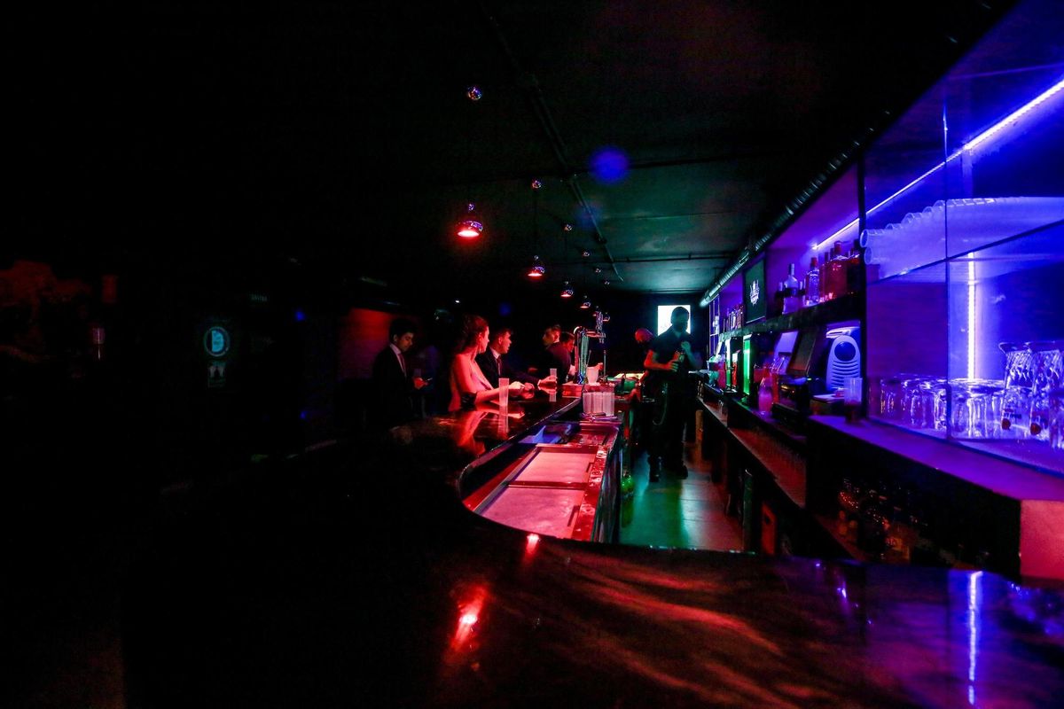 Archivo - Varias personas en la barra de una discoteca en una imagen de archivo. Archivo - Varias personas en la barra de una discoteca en una imagen de archivo.