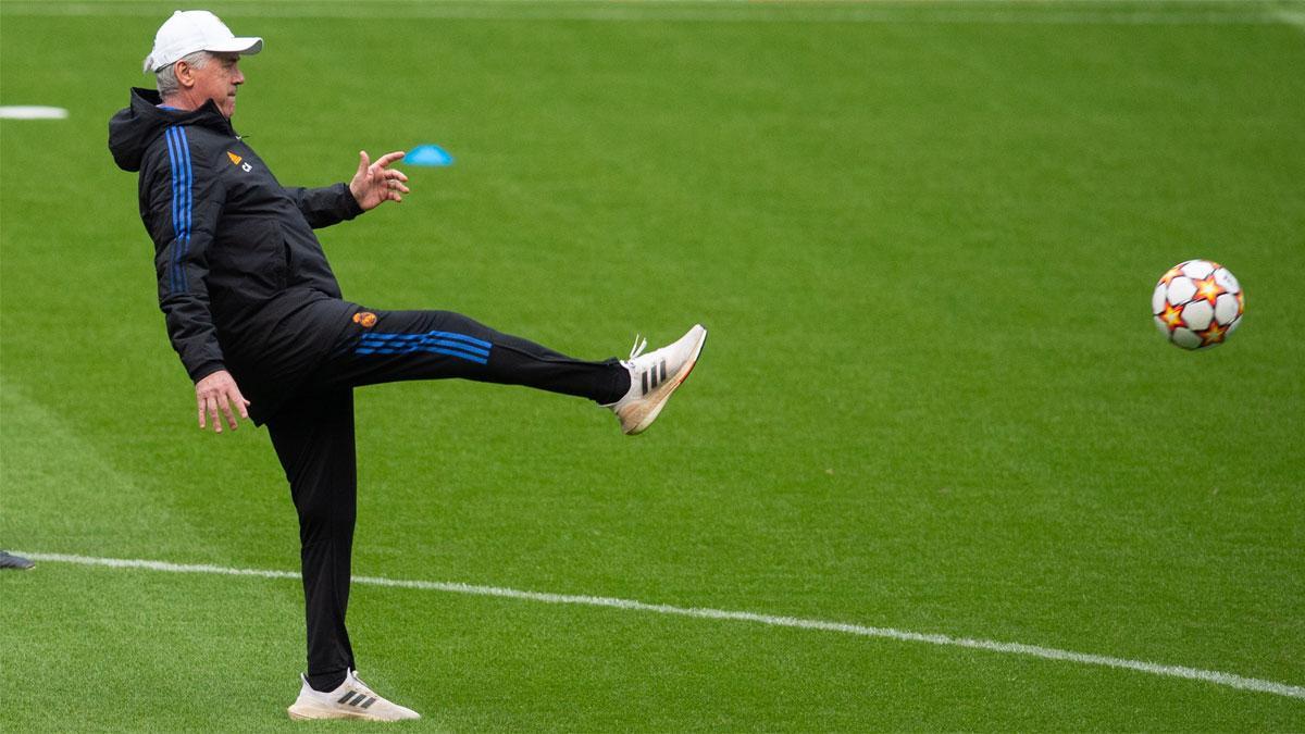 Carlo Ancelotti, durante el entrenamiento del Real Madrid previo al choque frente al Manchester City
