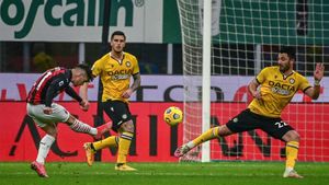 Brahim Díaz ensaya un disparo durante el Milan - Udinese Brahim Díaz ensaya un disparo durante el Milan - Udinese