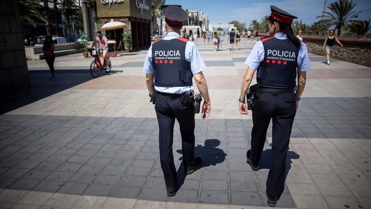 Mossos d’Esquadra patrullando a pie por el Passeig Marítim junto a la playa del Somorrostro. Mossos d’Esquadra patrullando a pie por el Passeig Marítim junto a la playa del Somorrostro.