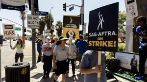 Guionistas y estudios de Hollywood retoman su negociación para desbloquear la huelga