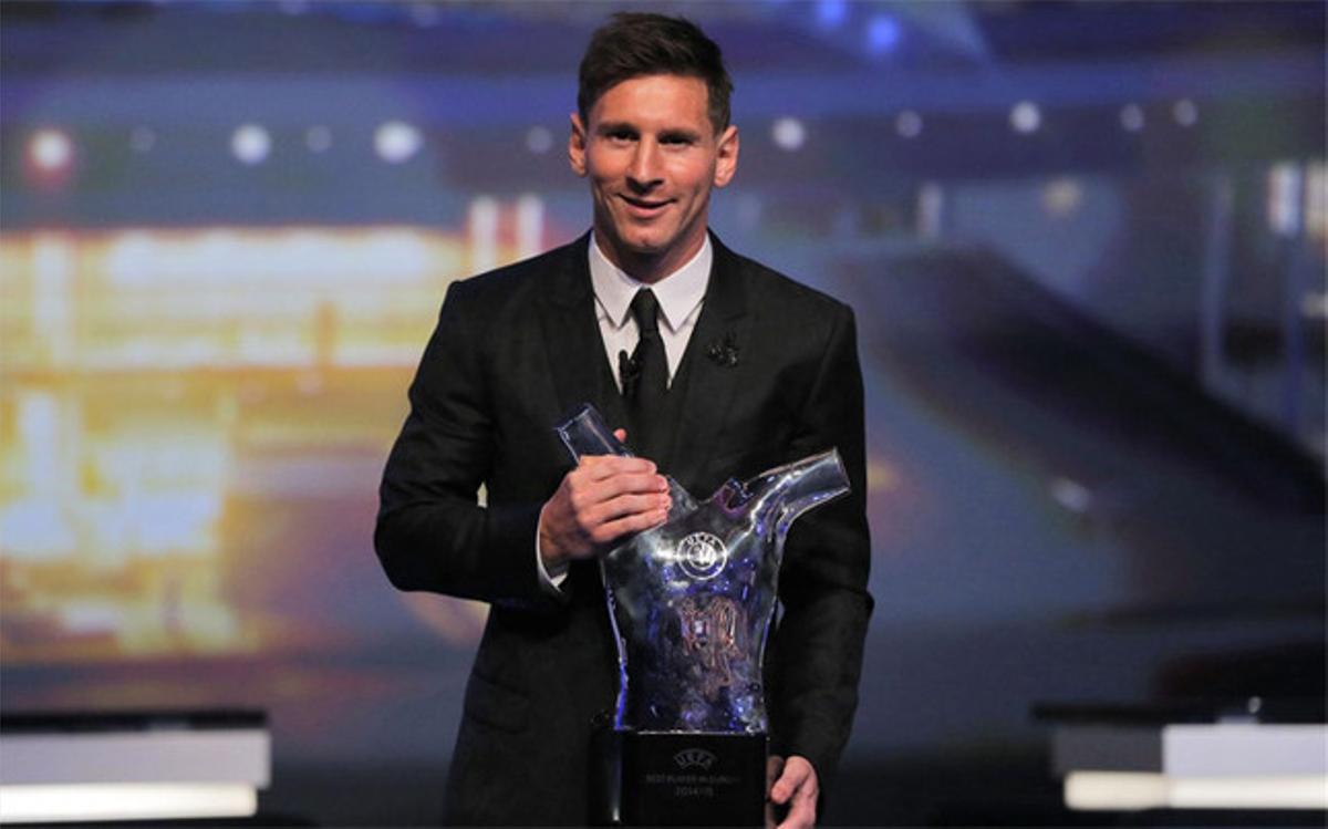 Messi posando con el trofeo al mejor gol de la Champions