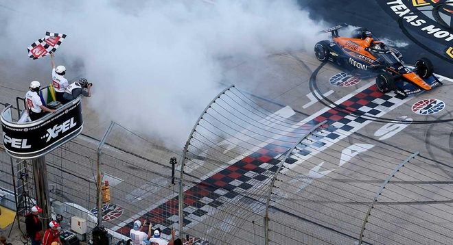 OWard derrapa con su Chevrolet tras ganar la carrera. OWard derrapa con su Chevrolet tras ganar la carrera.