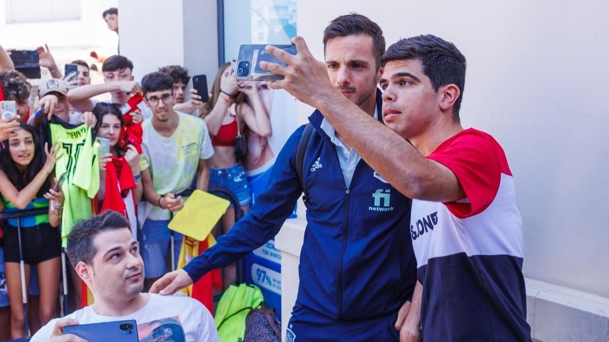 Pablo Sarabia atiende a unos aficionados Pablo Sarabia atiende a unos aficionados