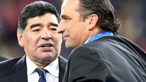 Maradona, durante la entrega de premios tras la final de la Copa Confederaciones Maradona, durante la entrega de premios tras la final de la Copa Confederaciones