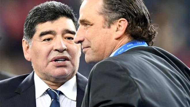 Maradona, durante la entrega de premios tras la final de la Copa Confederaciones Maradona, durante la entrega de premios tras la final de la Copa Confederaciones