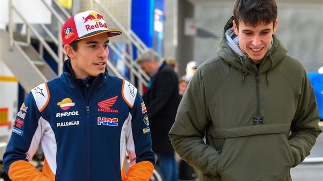 Marc y Àlex Márquez, nuevo equipo Repsol Honda, paseando por el paddock de Cheste (Valencia). Marc y Àlex Márquez, nuevo equipo Repsol Honda, paseando por el paddock de Cheste (Valencia).