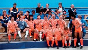 Los jugadores de los Países Bajos celebran la Eurocopa de 1988 en el Olympiastadion de Múnich