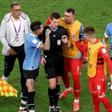Giménez y Cavani fueron a protestar al árbitro una vez finalizó el encuentro ante Ghana