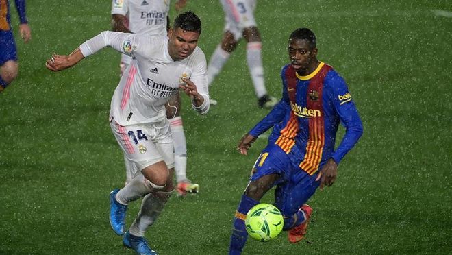 Dembéle y Casemiro en una acción del clásico Dembéle y Casemiro en una acción del clásico