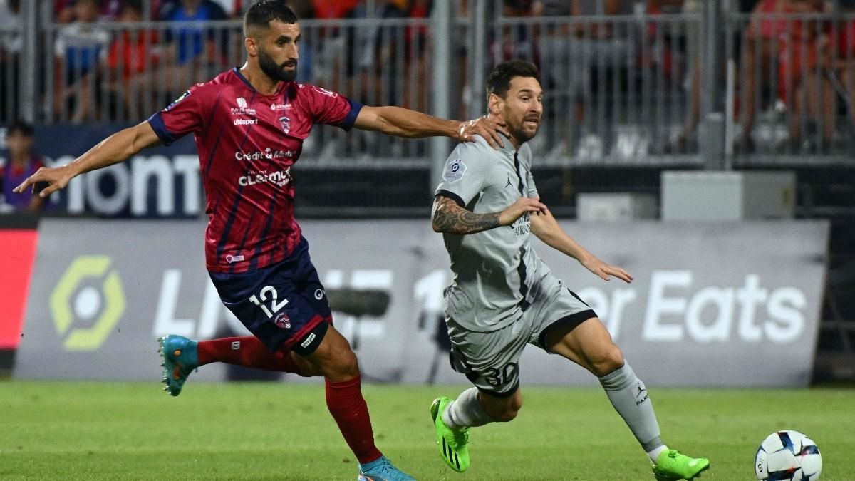 Messi durante el juego ante el Clermont disputando una pelota con Gonalons Messi durante el juego ante el Clermont disputando una pelota con Gonalons