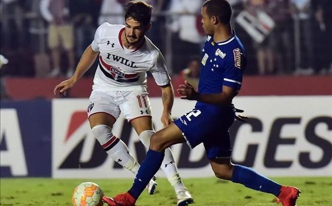 Alexandre Pato en un partido con Corinthians Alexandre Pato en un partido con Corinthians