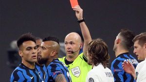 Arturo Vidal vio la roja por sus airadas protestas Arturo Vidal vio la roja por sus airadas protestas
