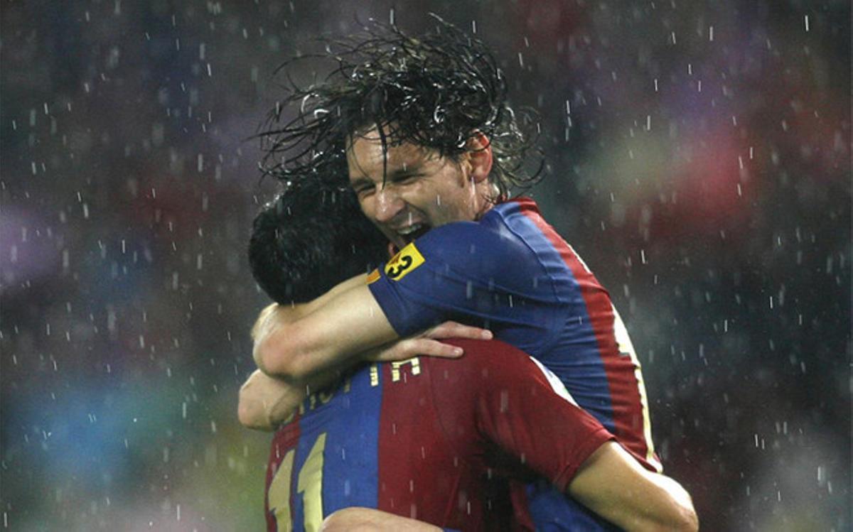 Messi y Zambrotta durante un partido con el Barça