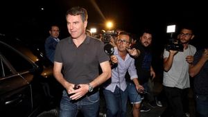 Robert Fernández no quiso hablar a su salida de las oficinas del club Robert Fernández no quiso hablar a su salida de las oficinas del club