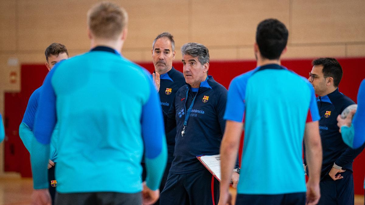 El Barça, en la Ciutat Esportiva antes de partir hacia Antequera El Barça, en la Ciutat Esportiva antes de partir hacia Antequera