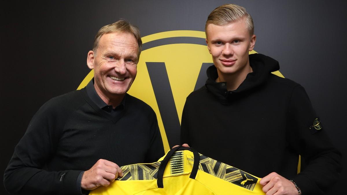 Hans-Joachim Watzke, CEO del Borussia Dortmund, junto a Erling Haaland el día de su fichaje