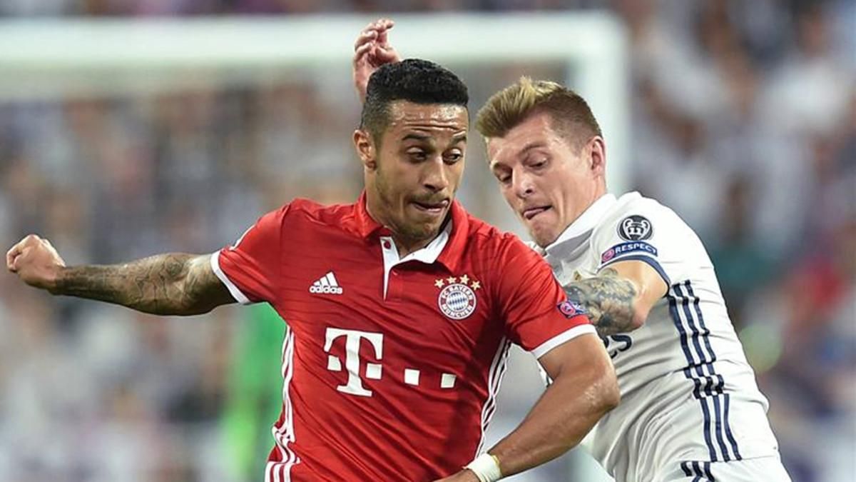 Thiago, pugnando un balón con Kroos durante el partido Thiago, pugnando un balón con Kroos durante el partido