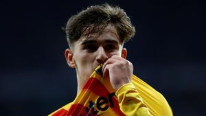Gavi celebra un gol besando el escudo del Barça