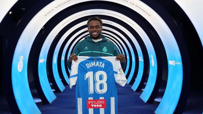 Dimata posa con la camiseta del Espanyol Dimata posa con la camiseta del Espanyol