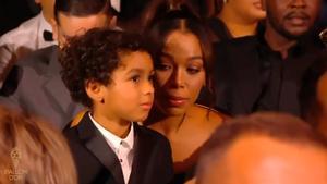 Karim Benzema invitó a su madre y a su hijo al escenario tras recibir el Balón de Oro
