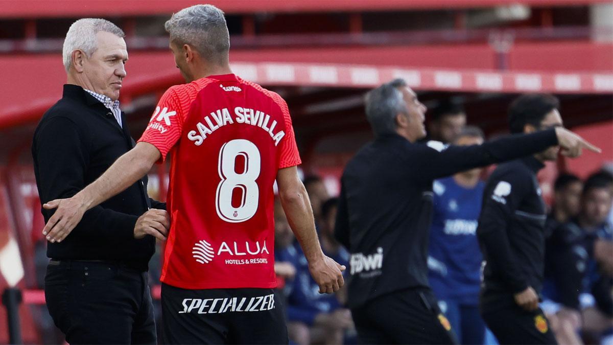 Javier Aguirre da instrucciones al centrocampista del Mallorca Salva Sevilla