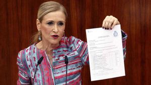 La funcionaria que modificó las notas de Cifuentes afirma que tuvo autorización de la universidad La funcionaria que modificó las notas de Cifuentes afirma que tuvo autorización de la universidad