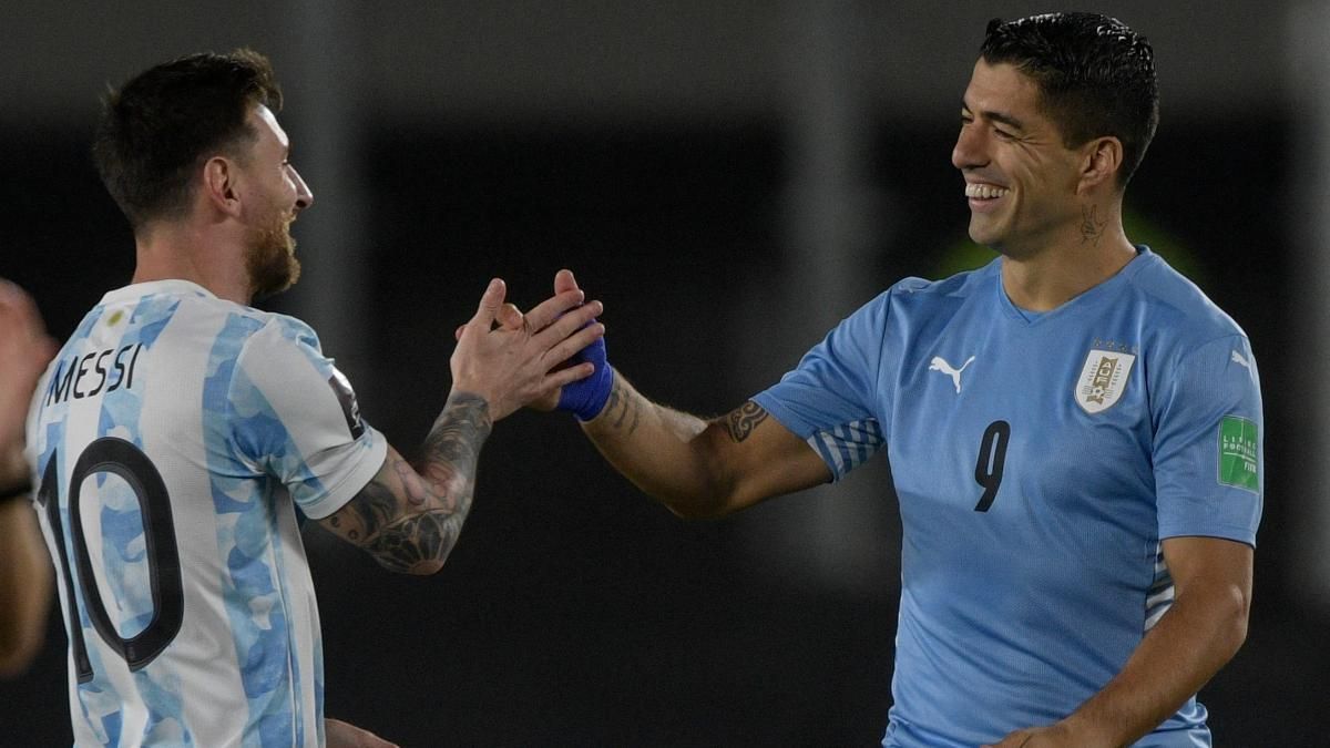 Luis Suárez saluda a Messi en la derrota ante Argentina por 3 a 0 Luis Suárez saluda a Messi en la derrota ante Argentina por 3 a 0