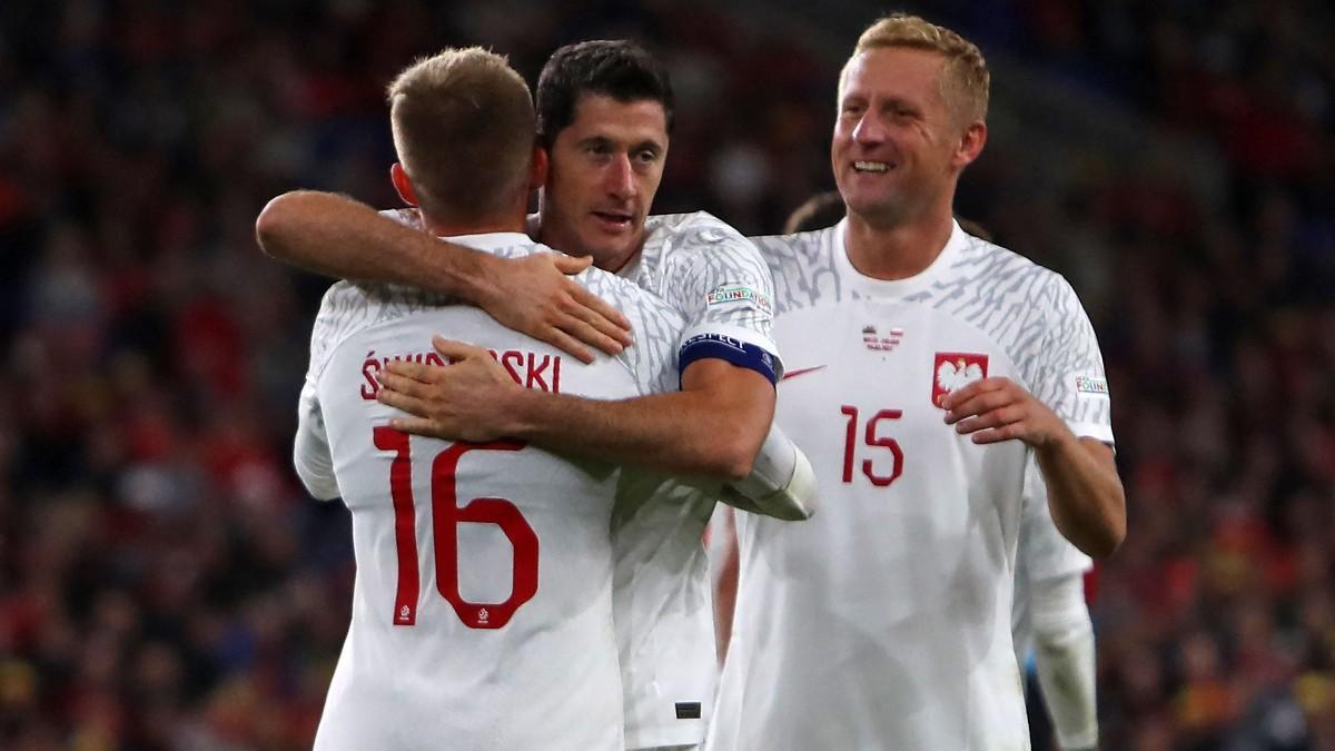 Lewandowski celebrando con sus compañeros el gol