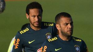 Dani Alves, exultante tras ser nombrado capitán de Brasil en detrimento de Neymar
