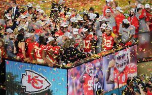 Los Kansas City Chiefs celebran en el podio después de ganar el Super Bowl LIV entre los Kansas City Chiefs y los San Francisco 49ers en el Hard Rock Stadium de Miami Gardens. Los Kansas City Chiefs celebran en el podio después de ganar el Super Bowl LIV entre los Kansas City Chiefs y los San Francisco 49ers en el Hard Rock Stadium de Miami Gardens.